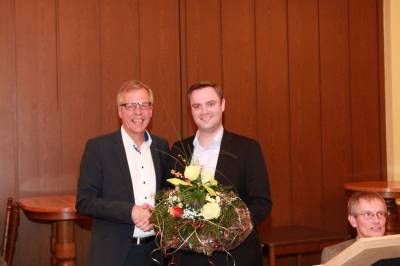 Felix B&uuml;ter gratuliert Michael R&auml;ckers nach seiner Wahl