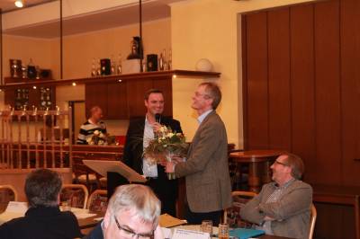 Michael R&auml;ckers dankt Kreisdirektor Ansgar H&ouml;rster nach seinem Einblick in die Situation der Fl&uuml;chtlinge im Kreis Borken