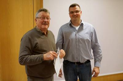 Klaus Ikemann bedankt sich bei Hermann Terhaar für 25 Jahre Mitgliedsschaft in der CDU.