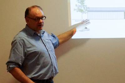 Der Vorsitzende der Kolpingfamilie erläutert die Planungen zum Dorfgemeinschaftshaus.