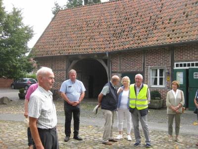 Vor dem Torhaus in Holtwick (Heimathaus)
