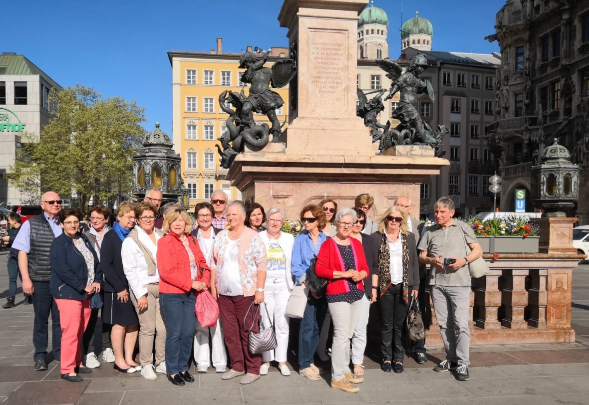 Reisegruppe vor dem Münchener Rathaus