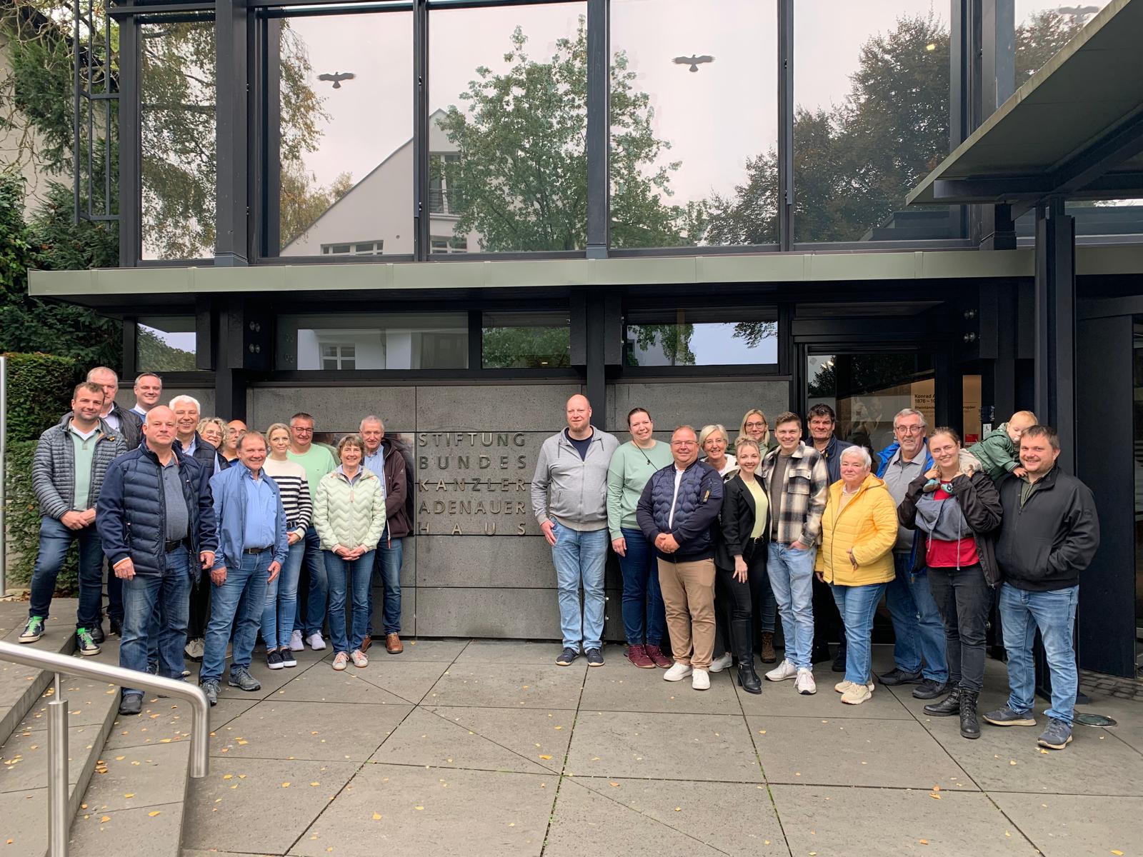 Vor dem Besucherzetrum des Adenauer-Hauses