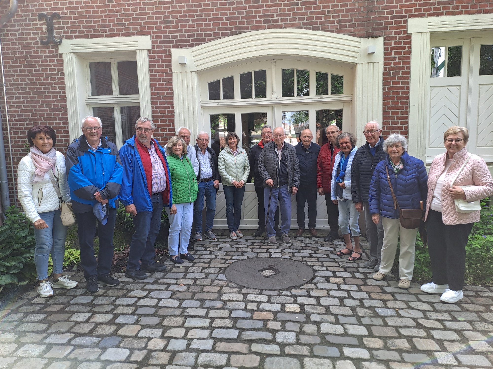 Die Seniorenunion vorm Wessumer Heimathaus
